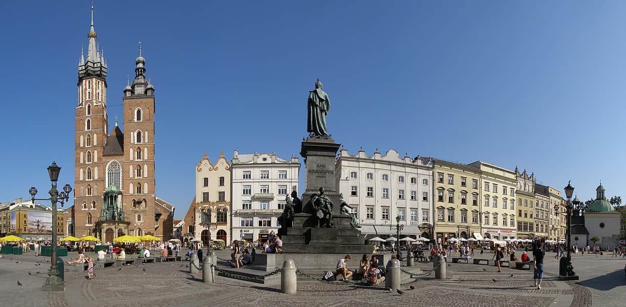 Free city itinerary with map route and several attractions