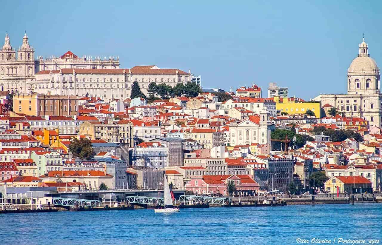 Historic European city with several neighbourhoods to organise across a trip